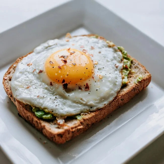Yumurta ve ekmekle brunch tabağı